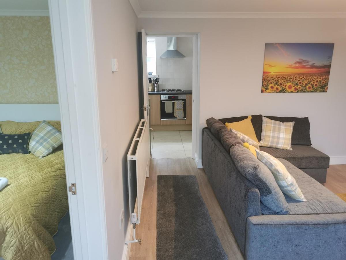 Immaculate One Bedroom Home With Private Parking Swansea Extérieur photo